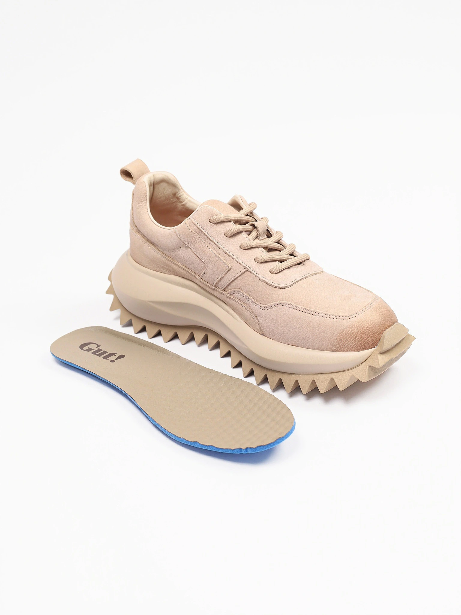 Кроссовки бежевого цвета на объемной рельефной подошве